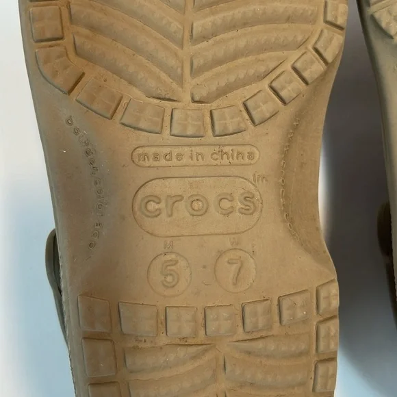 CROCS Men’s size 5 in tan Sandals - Picture 9 of 9